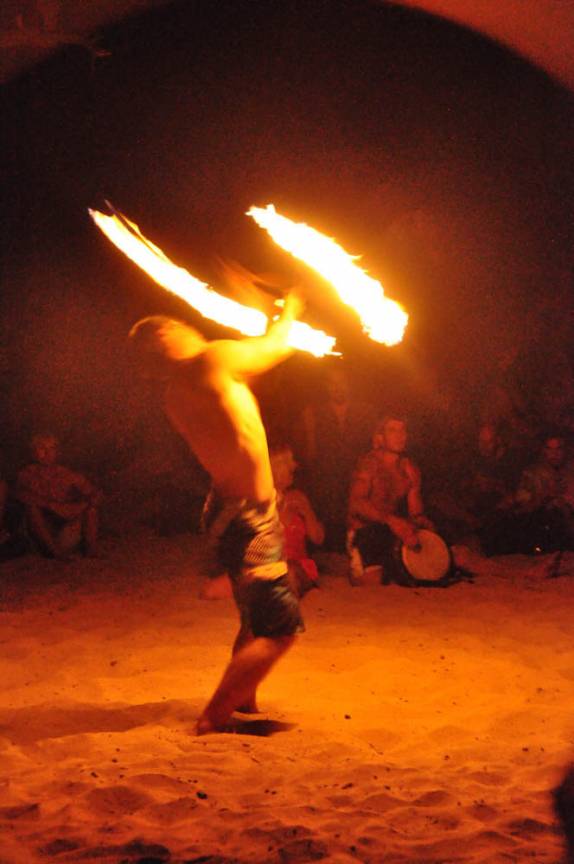 Rapaz se apresenta durante festa noturna na praia de Little Beach, ao sul de Kihei, em Maui, no Havaí